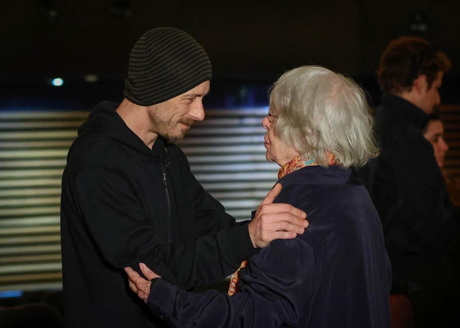 Beto Lee conversa com a tia, Virgínia Lee - Manu Scarpa/BrazilNews