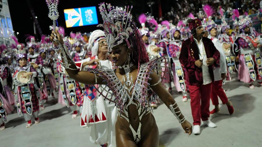 Desfile da Viradouro na segunda noite de carnaval no sambódromo da Marquês de Sapucaí