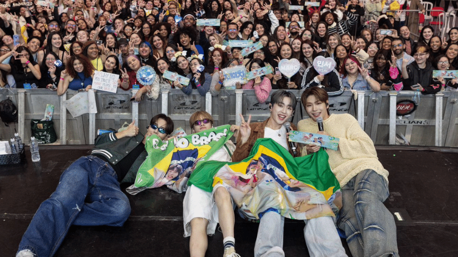 Grupo B.D.U posa para foto com os fãs brasileiros