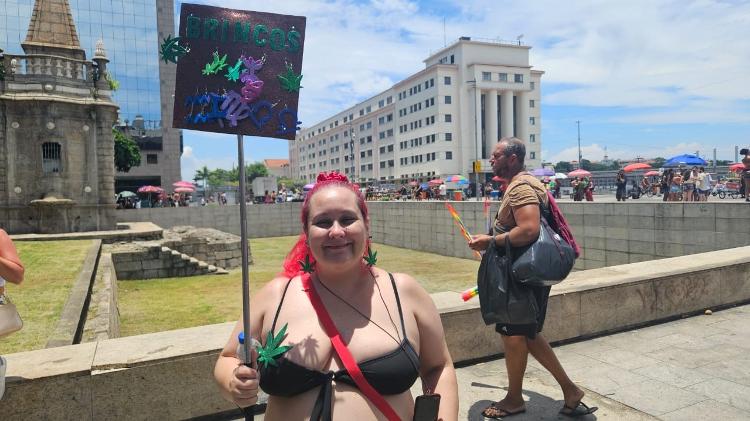 A publicitária Iluska Viviani, 45, acompanha o bloco do Zeca, no centro do Rio