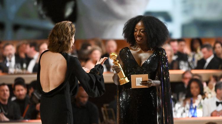 Viola Davis entrega o prêmio de Melhor Atriz em Drama para Fernanda Torres