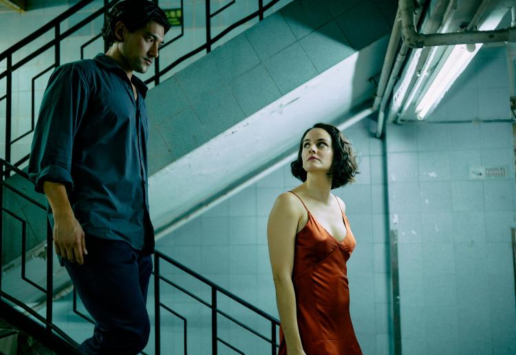 Will Sharpe e Noémie Merlant em cena de 'Emmanuelle' Will Sharpe e Noémie Merlant em cena de 'Emmanuelle'