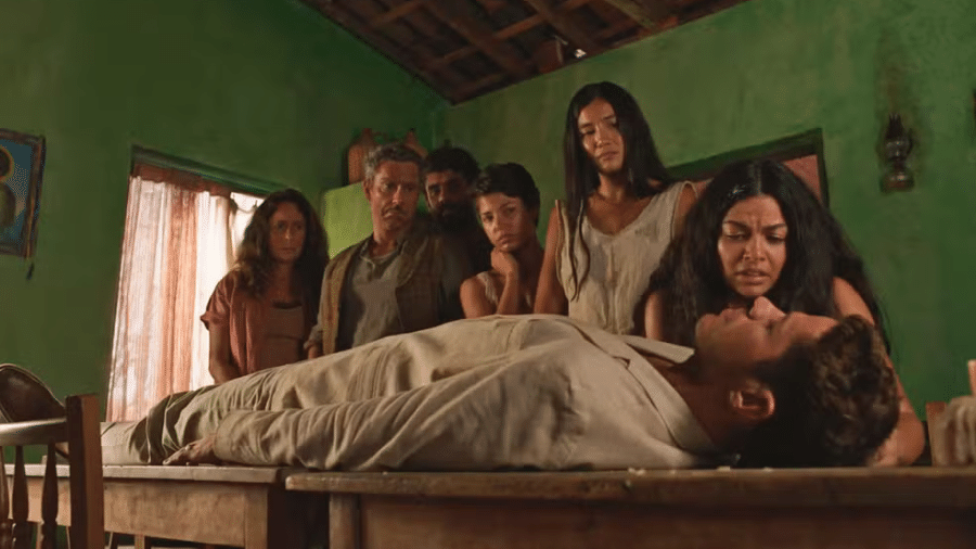 Marcelo (José Loreto) e a família de Quinota (Larissa Bocchino) em "No Rancho Fundo" - Divulgação/Globo