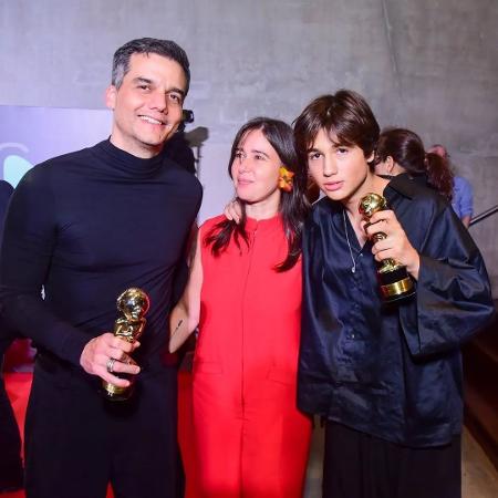 Wagner Moura, a esposa Sandra Delgado e o filho Bem Moura