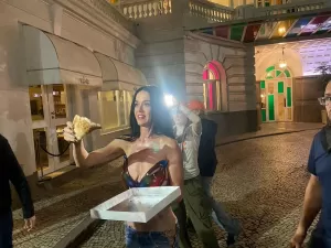 Katy Perry distribui pizza para fãs na porta do Copacabana Palace