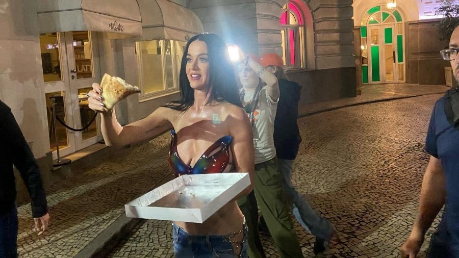 Katy Perry distribui pizza para os fãs em frente ao hotel em que está hospedada no Rio - Reprodução/BlueSky/@portalkatyperry.com.br