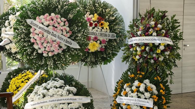 Coroas de flores enviadas por famosos como Dudu Nobre, Zeca Pagodinho, etc Coroas de flores enviadas por famosos como Dudu Nobre, Zeca Pagodinho, etc