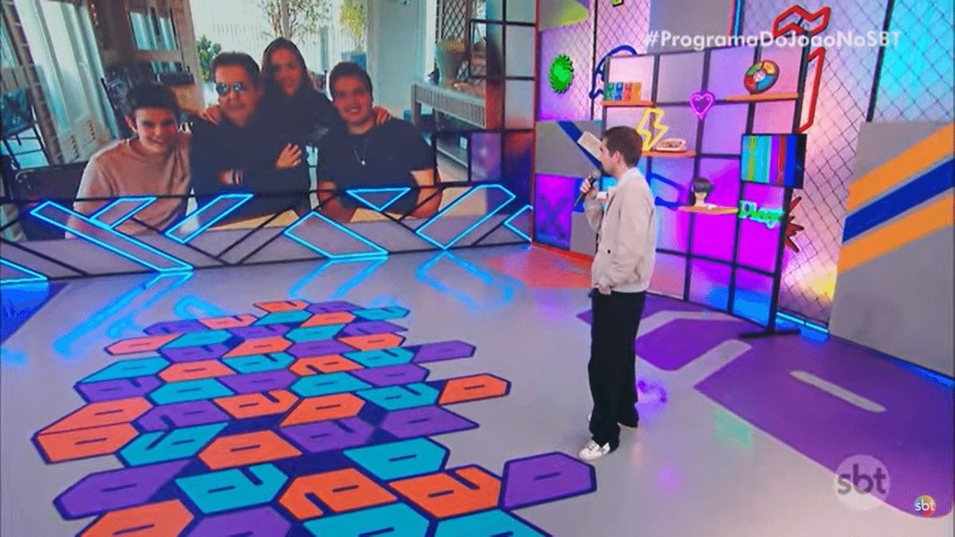 João Silva homenageia Faustão em estreia de programa - undefined