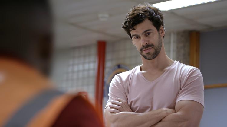 Mario De Marco em cena de Aeroporto -- Área Restrita