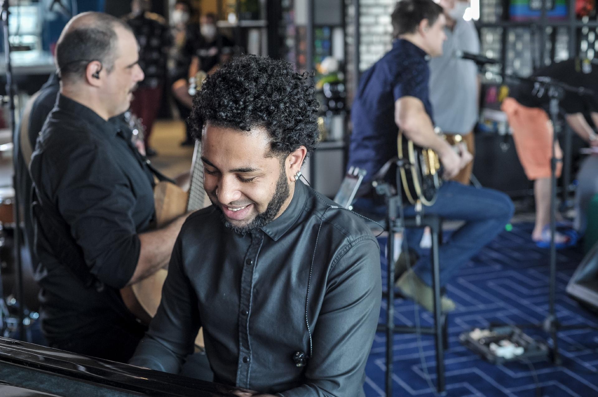 Samuel Rosa nos bastidores do 'Sai da Caixa', de Tiago Abravanel - Reinaldo Canato/UOL