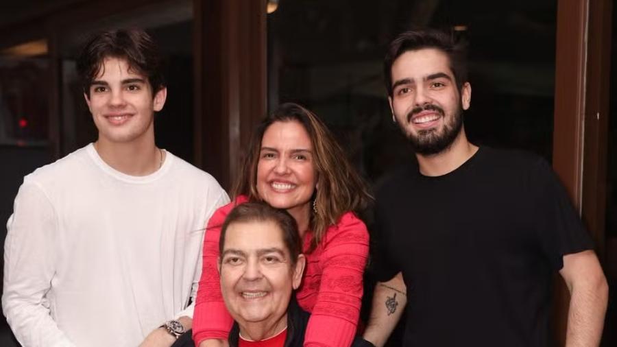 Fausto Silva junto da família - BrazilNews