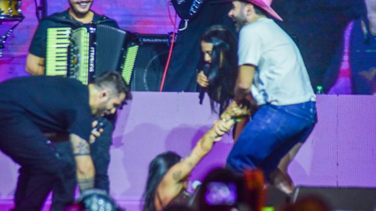 Sem querer, Odorico Reis derrubou a amiga Ana Castela Sem querer, Odorico Reis derrubou a amiga Ana Castela