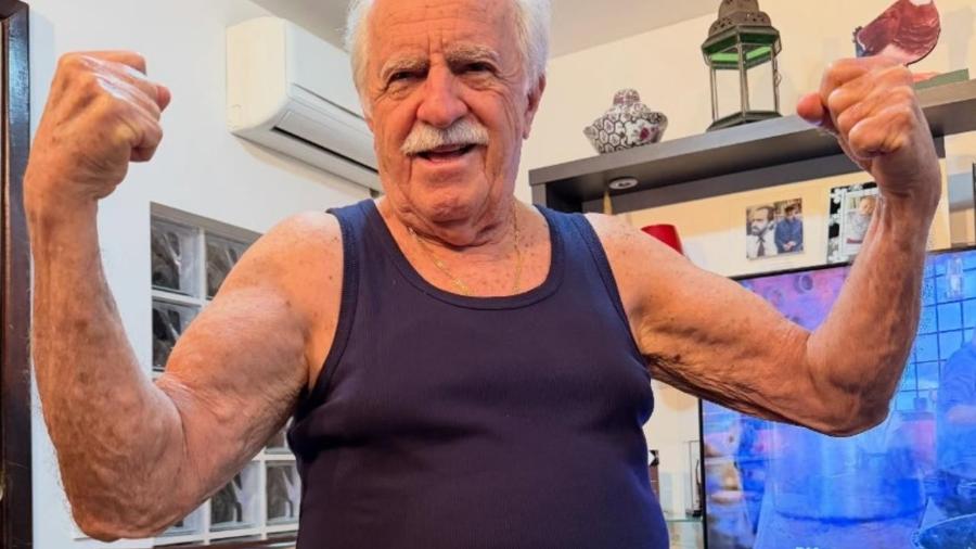 Ary Fontoura surpreende ao mostrar braços definidos