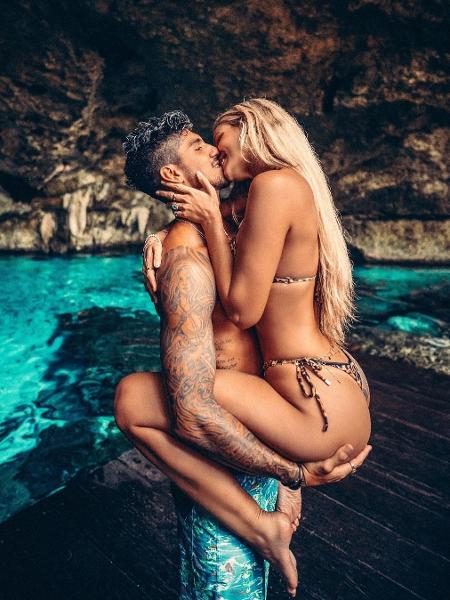 Yasmin Brunet e Gabriel Medina se beijam em cenário paradisíaco - Reprodução/Instagram