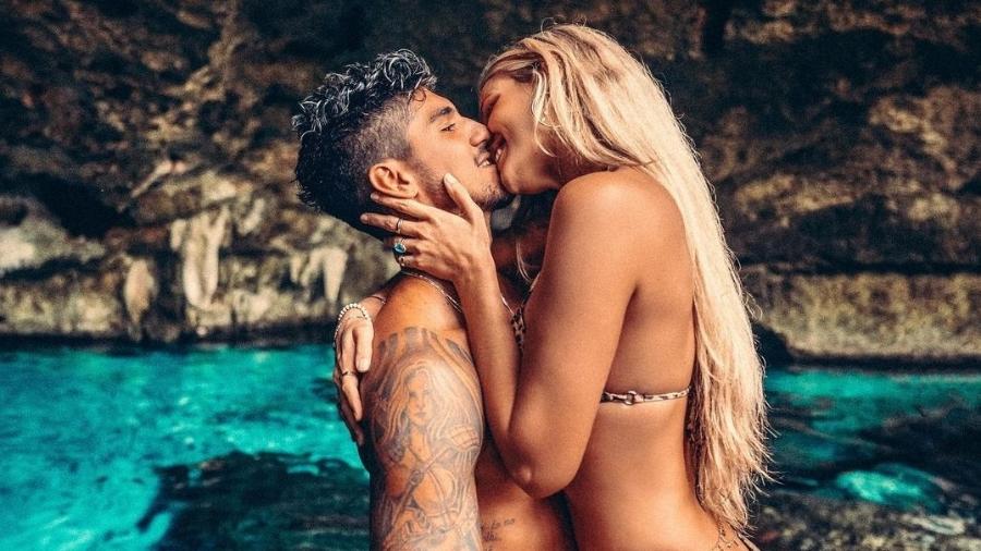 Yasmin Brunet e Gabriel Medina se beijam em cenário paradisíaco - Reprodução/Instagram