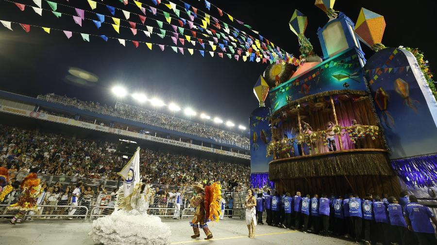 Desfile da Acadêmicos do Tatuapé na primeira noite de carnaval no sambódromo do Anhembi.