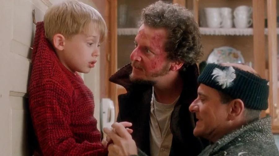 Kevin (Macaulay Culkin), Harry (Joe Pesci) e Marv (Daniel Stern) em Esqueceram de Mim - Reprodução