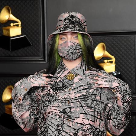 Billie Eilish combina estampa da máscara com o look escolhido para o Grammy 2021 - Kevin Mazur/Getty Images