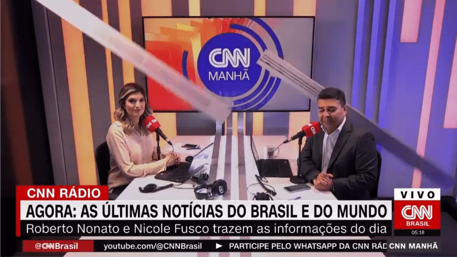 Pedaço do teto caiu enquanto os apresentadores Roberto Nonato e Nicole Fusco apresentavam o CNN Manhã - Reprodução