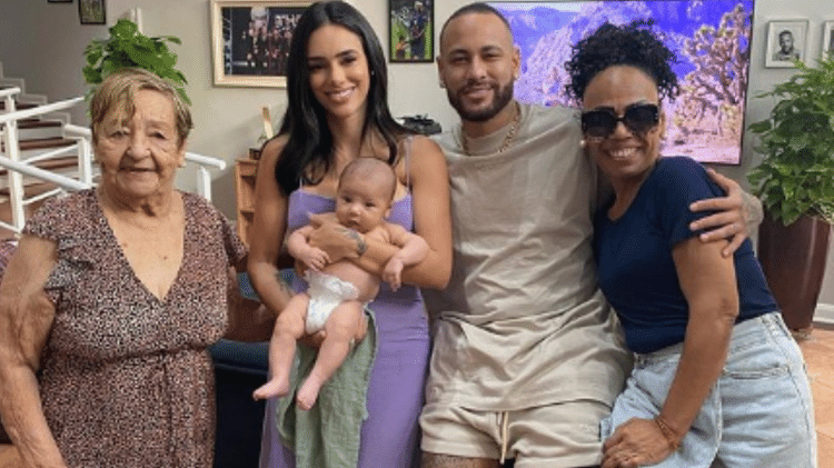 Neymar e Bruna posaram com Mavie, filha do ex-casal, Jane Santos, tia do craque, e dona Berê, avó dele