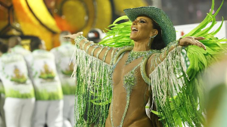 Desfile da Mancha Verde na primeira noite de carnaval no sambódromo do Anhembi