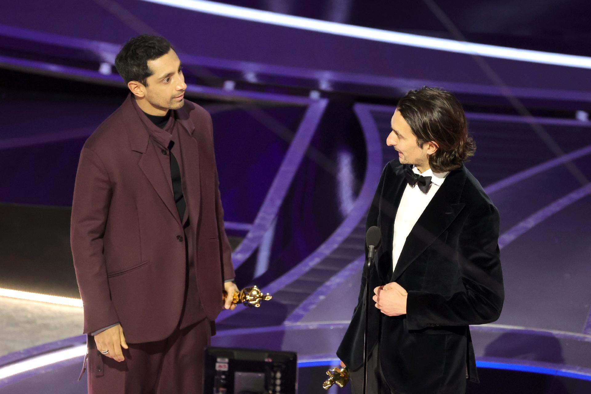Riz Ahmed e Aneil Karia recebem o Oscar 2022 por Melhor Curta-Metragem - Getty Images