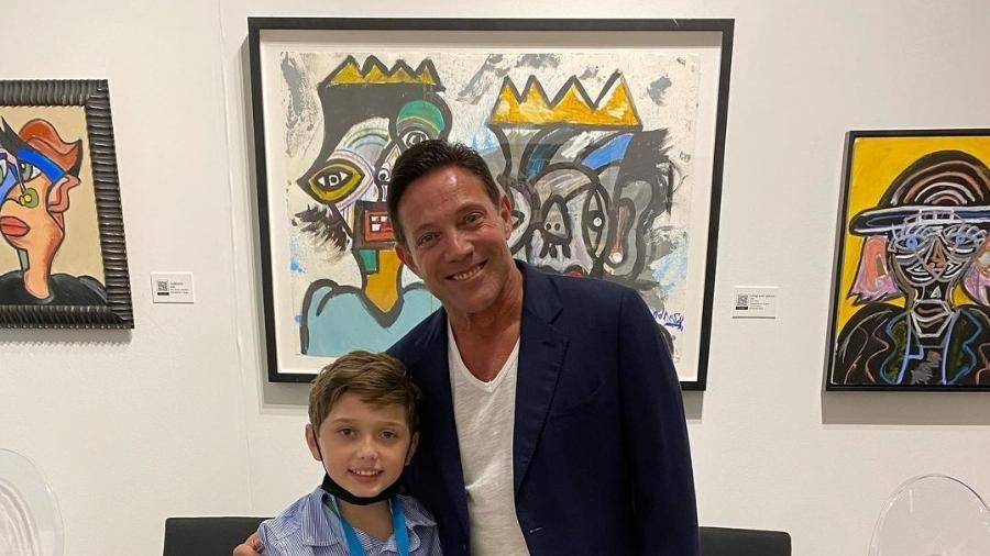 O pintor Andrés Valencia, de 11 anos, ao lado de Jordan Belfort - Reprodução/Instagram