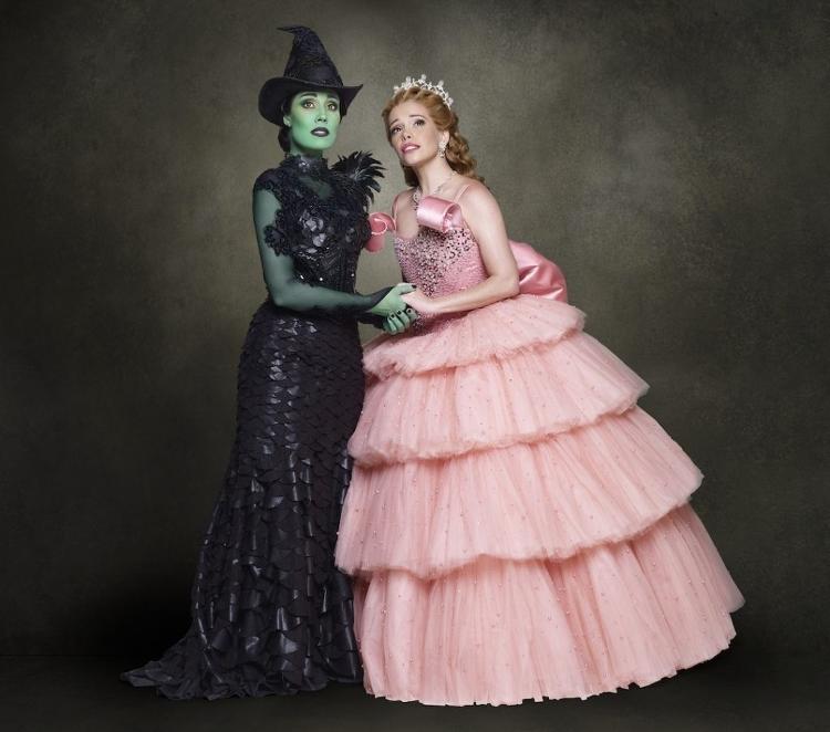 Elphaba (Myra Ruiz) e Gilda (Fabi Bang), protagonistas de 'Wicked'