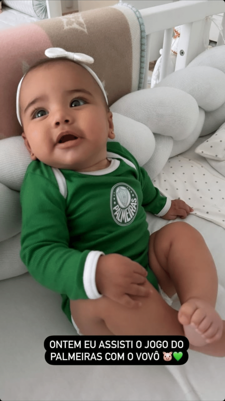 Mavie com o uniforme do Palmeiras