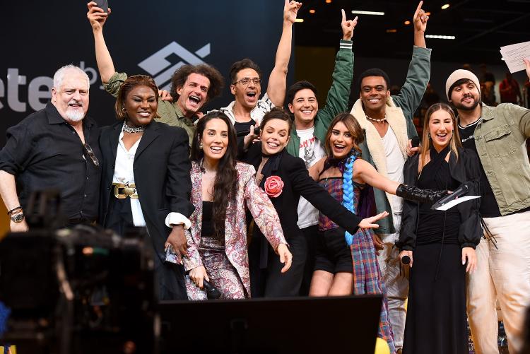 Elenco de 'Wicked: O Musical' no Palco Omelete, durante a CCXP 24