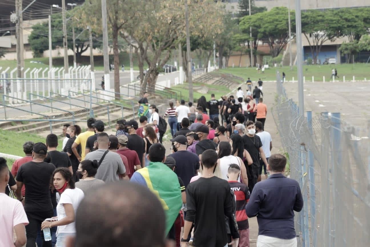Fãs fazem fila nos arredores da Arena Goiânia para entrar no velório de Marília Mendonça, que deve abrir ao público às 13h - J. Lee/ Brazil News