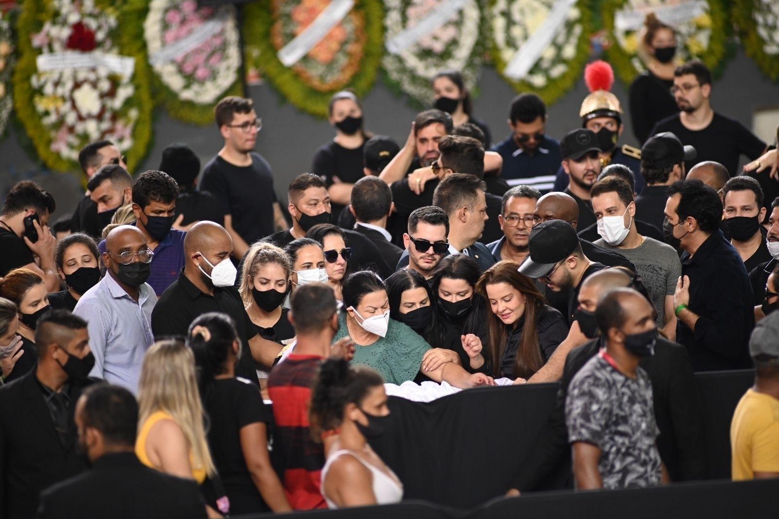 Mãe de Marília Mendonça, Maraísa, Maiara e Murilo Huff se abraçam em volta do caixão no velório de Marília Mendonça - Cristiano Borges e Júnior Guimarães/ AgNews