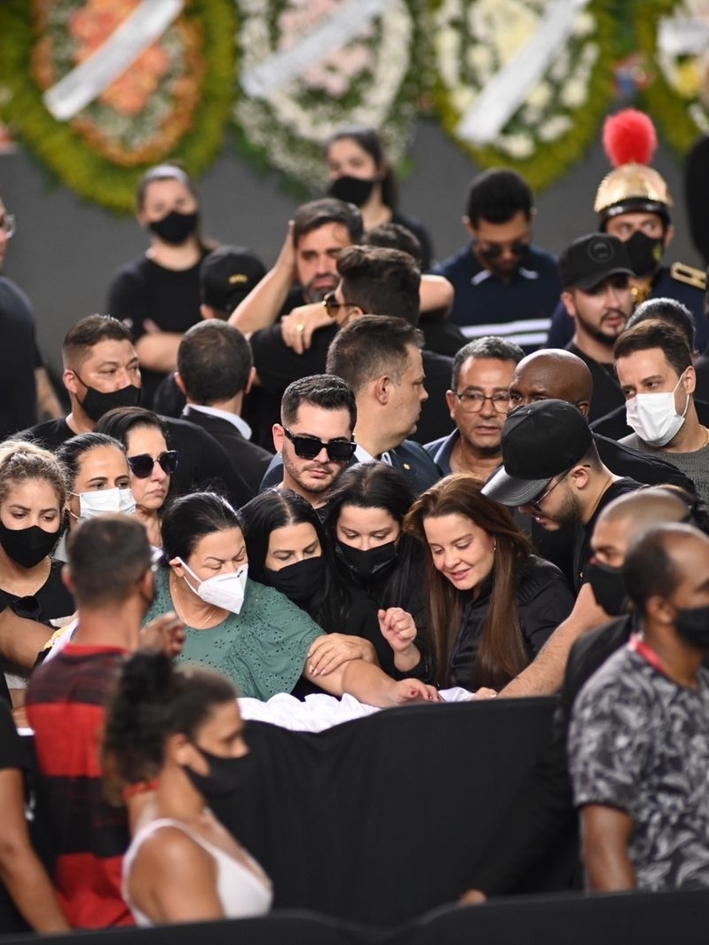 Cristiano Araújo é enterrado sob forte comoção em cemitério de