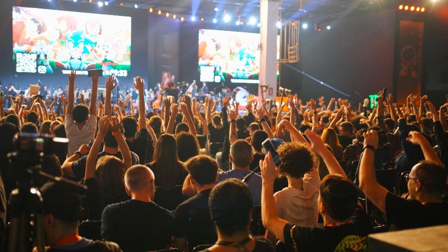 Público acompanha apresentação musical na Brasil Game Show