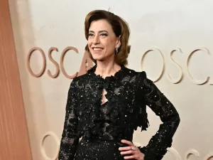 Montenegro também usou vestido com brilho e transparência no Oscar de 1999