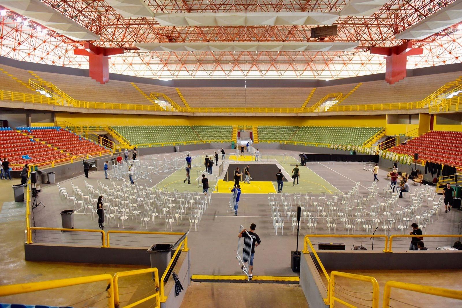 Equipe da dupla Henrique e Juliano ajuda na montagem da área interna da Arena Goiânia que receberá o velório de Marília Mendonça e do seu tio, Abicieli Silveira Dias Filho - Cristiano Borges/AgNews