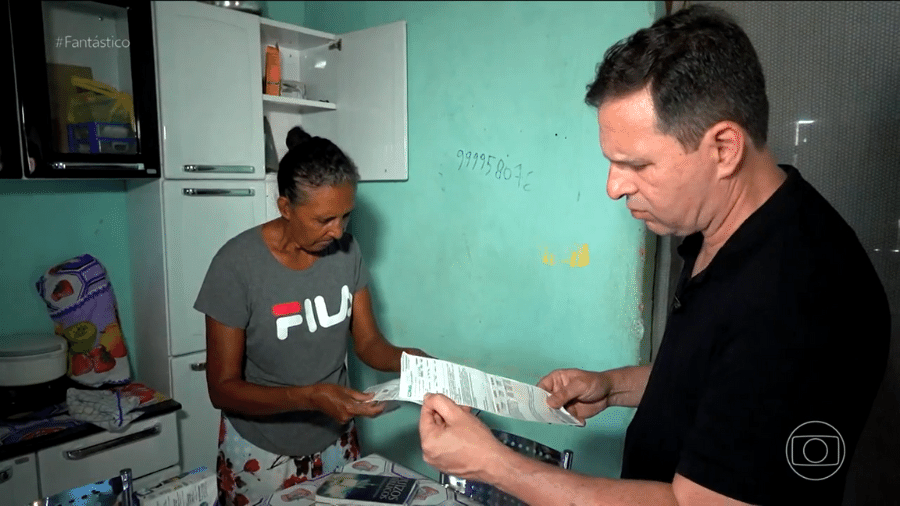 O repórter Marcelo Canellas entrevista uma mulher endividada em reportagem no "Fantástico" - Reprodução/TV Globo