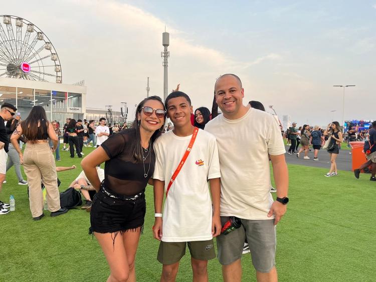 Tatiane, Rodrigo e o filho, Guilherme, chegaram cedo para assistir Matuê/30praum no Rock in Rio