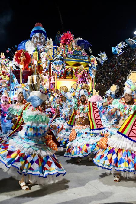 https://conteudo.imguol.com.br/c/splash/2a/2026/02/22/carnaval-2026-vila-isabel-no-desfile-das-campeas-1771743600696_v2_450x1.jpg