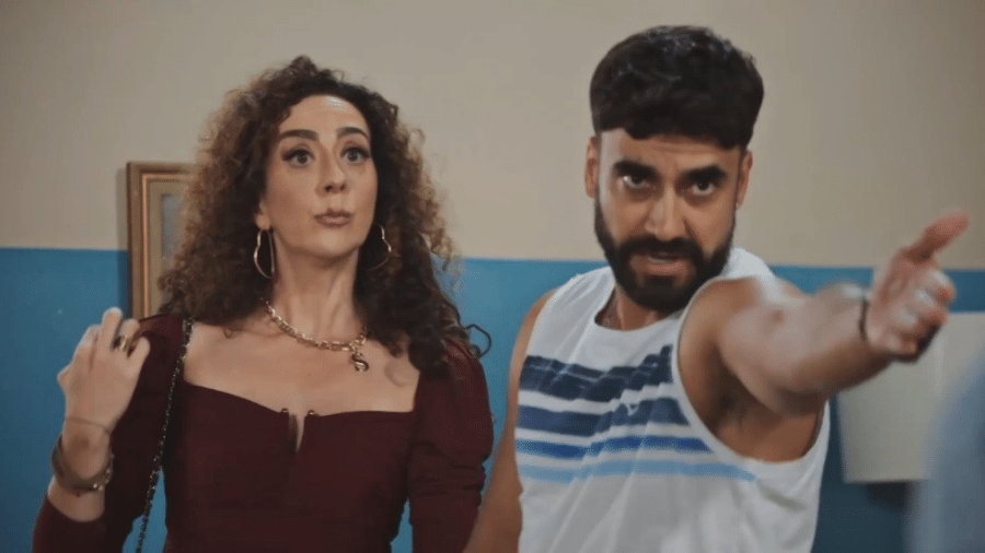 Sheila (Marianna Armellini) e Chicão (Gabriel Godoy) em "Família É Tudo" - Reprodução/Globo