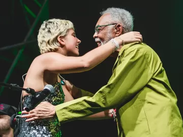 Flor Gil, 15, lança faixa com Gilberto Gil ao violão e Bela Gil aos prantos