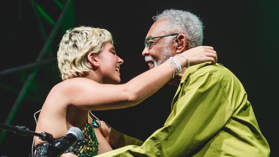 Flor Gil e o avô, Gilberto Gil, se abraçam durante show - Divulgação