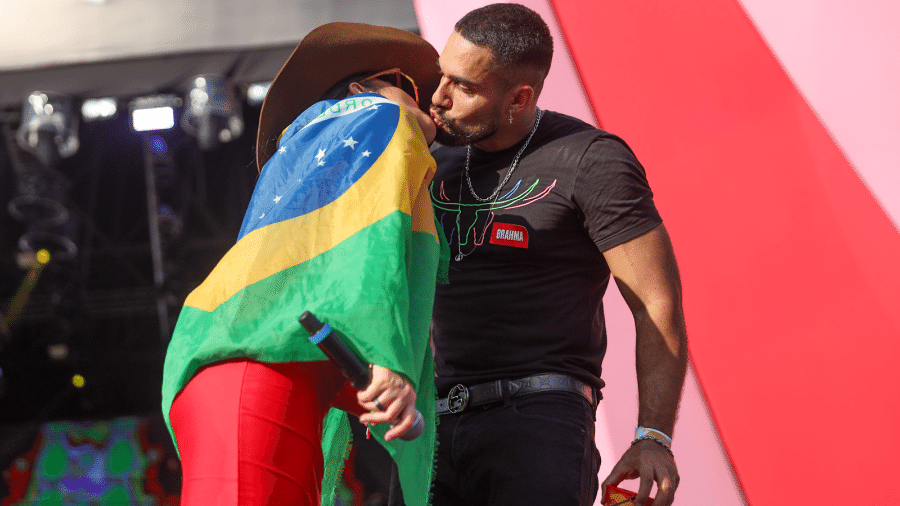 Maraísa e Bil Araújo trocam beijo durante show da cantora no Caldas Country em Goiás - Lucas Ramos / Brazil News