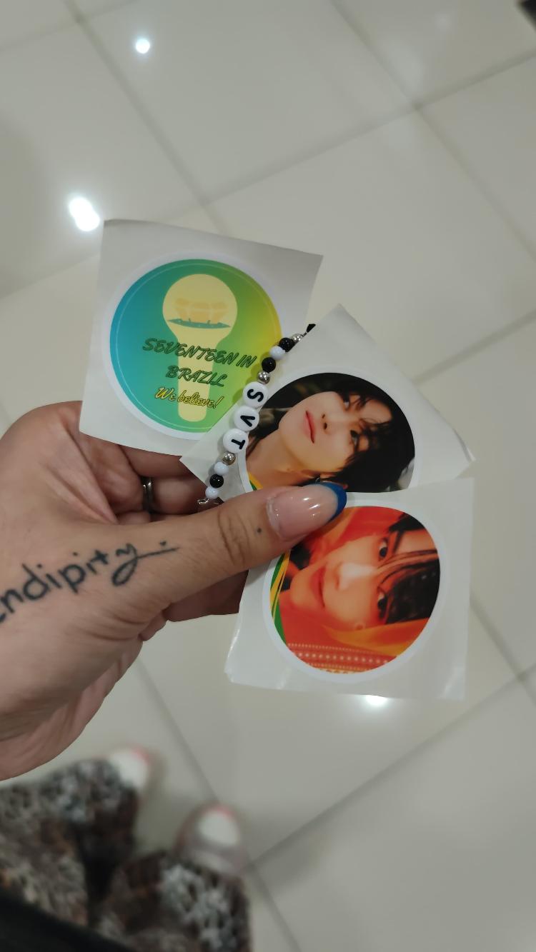 Presentes que as irmãs Talita, 36 e Thais, 26, distribuíram na porta da sessão do show de Seventeen