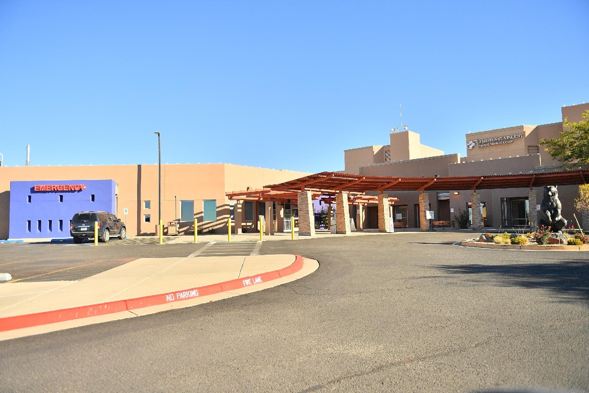 Vista externa da entrada de emergência do Christus St. Vincent Medical Center, em Santa Fé, no Novo México, para onde o diretor de 'Rust' Joel Souza foi levado após ser baleado acidentalmente pela estrela do filme, Alec Baldwin. Souza ficou ferido e já foi liberado do hospital. Já a diretora de fotografia Halyna Hutchins acabou morta - Sam Wasson/Getty Images