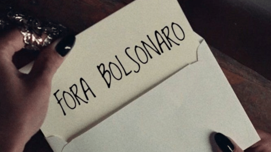 Anitta brincou com os fãs ao perguntar se eles viram "Fora Bolsonaro" em clipe; cena real traz outra mensagem - Reprodução/Twitter
