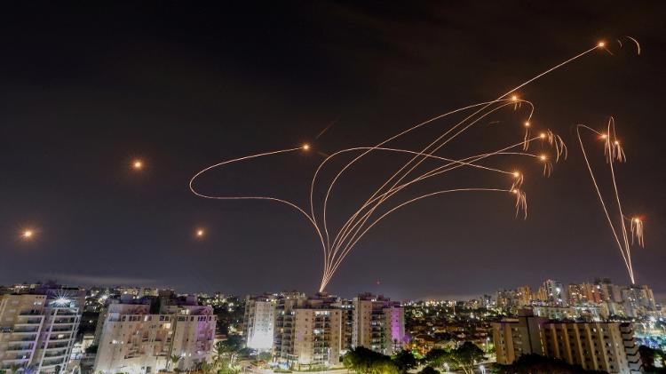 O sistema antimíssil Cúpula de Ferro de Israel intercepta foguetes lançados da Faixa de Gaza, visto da cidade de Ashkelon, Israel, 9 de outubro de 2023. 