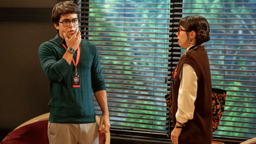 Guto (Daniel Rangel) leva tapa de Lupita (Daphne Bozaski) em "Família É Tudo" - Manoella Mello/Globo