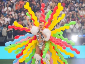 Xuxa canta no intervalo do Futebol da Esperança: 'Estilo Super Bowl'