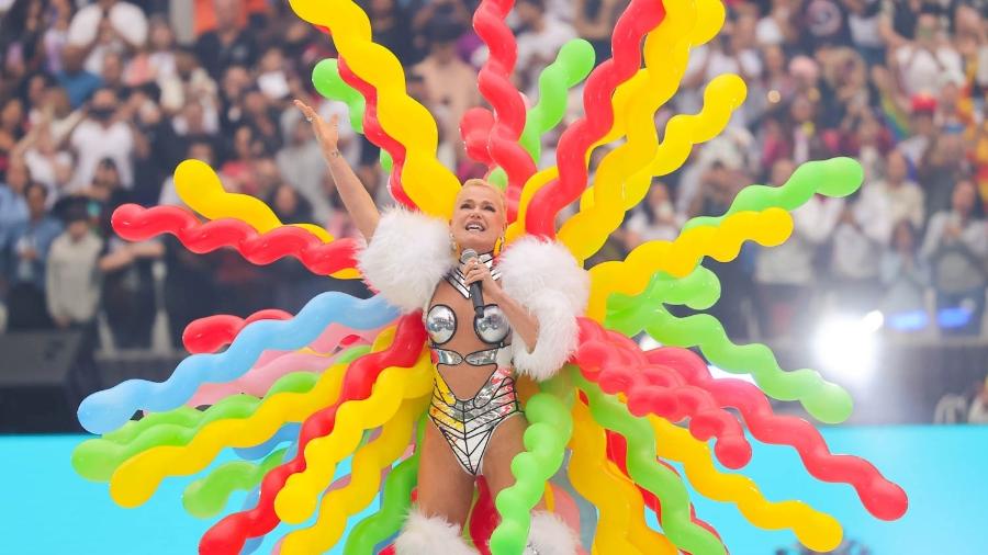 Xuxa se apresenta no intervalo do Futebol da Esperança